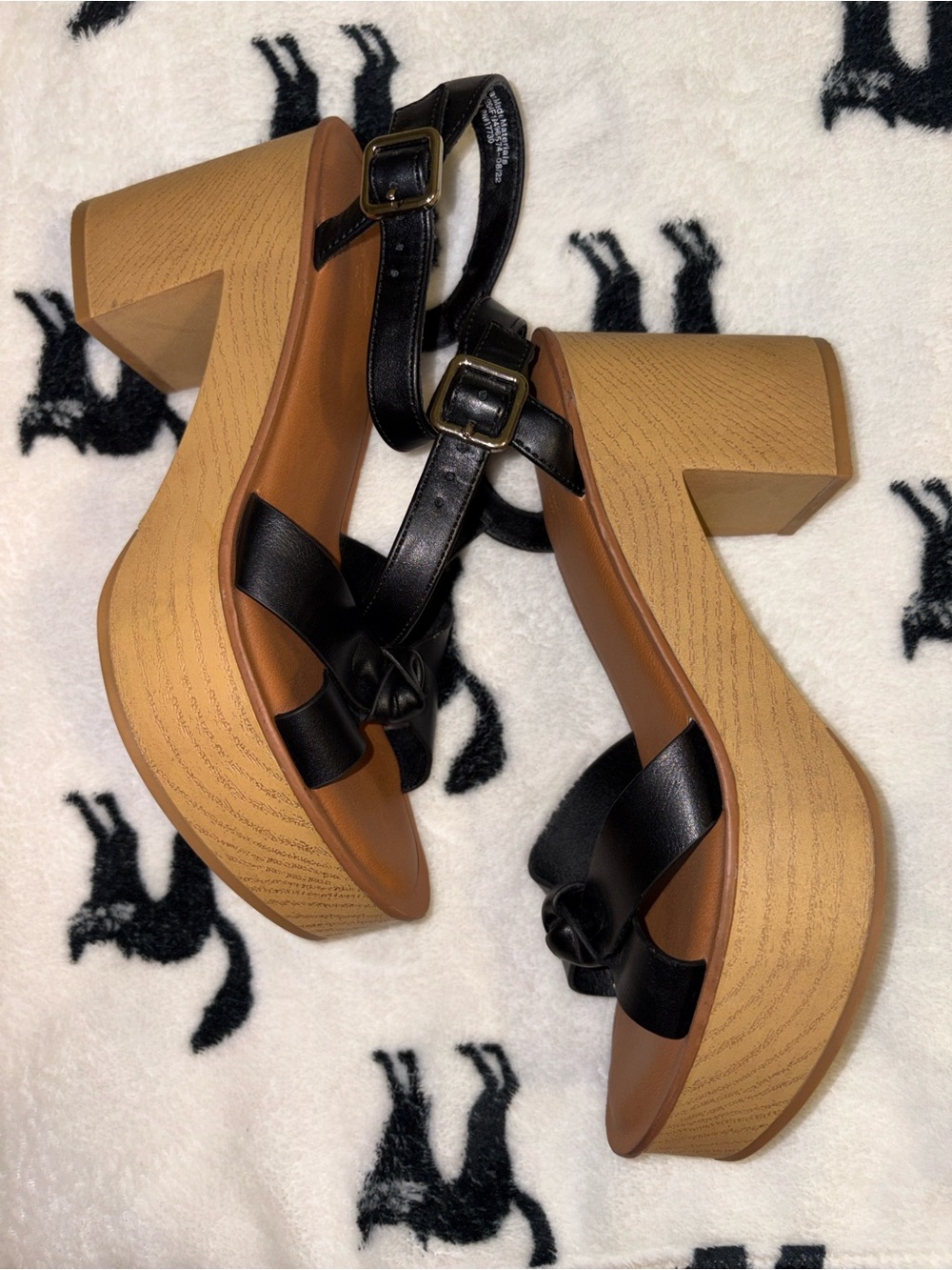Universal Thread Black Strap Platform Wedge Sandals with Wood-Effect Heel